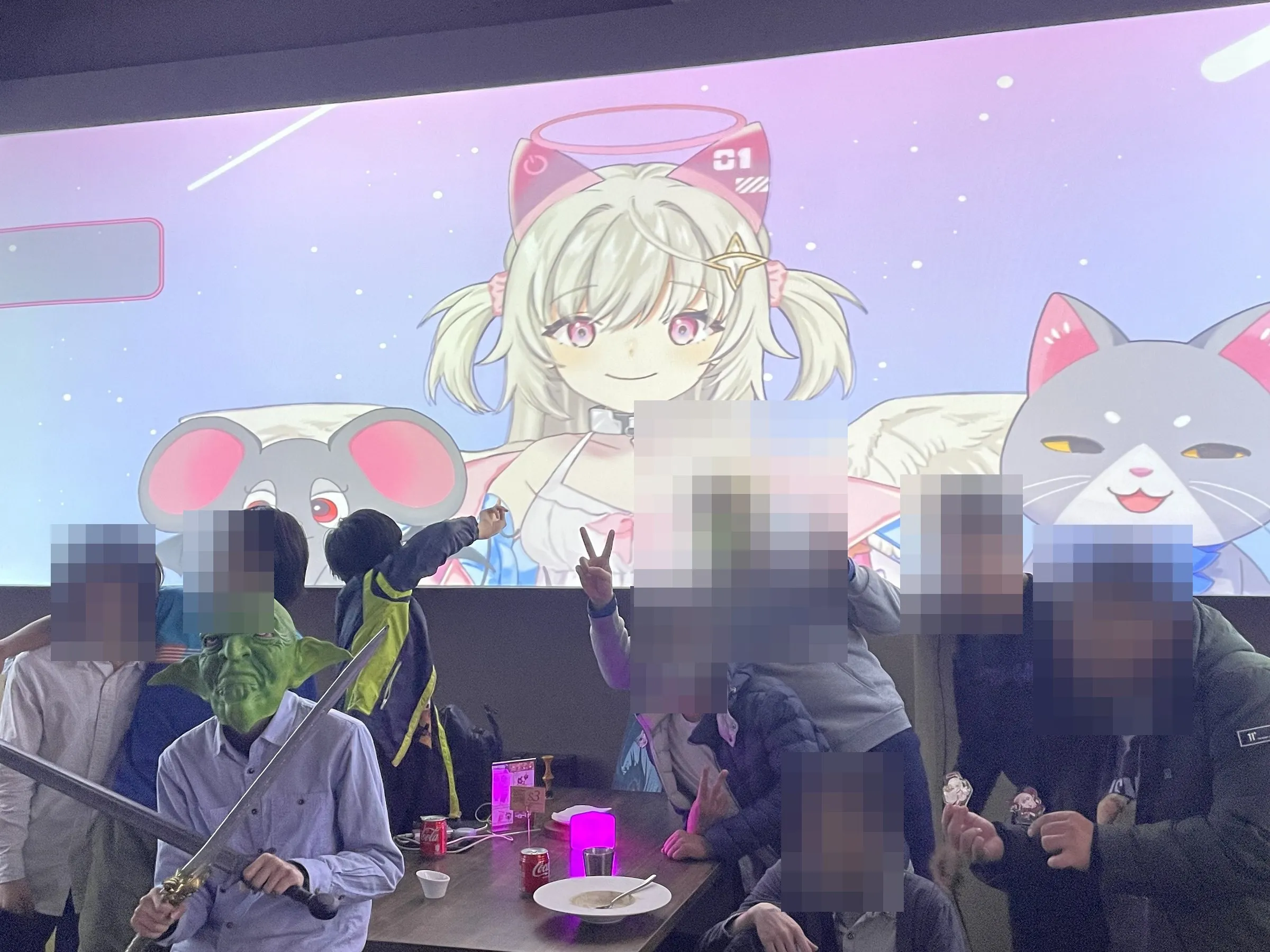 AI 線下駐唱活動觀眾與大型角色投影畫面