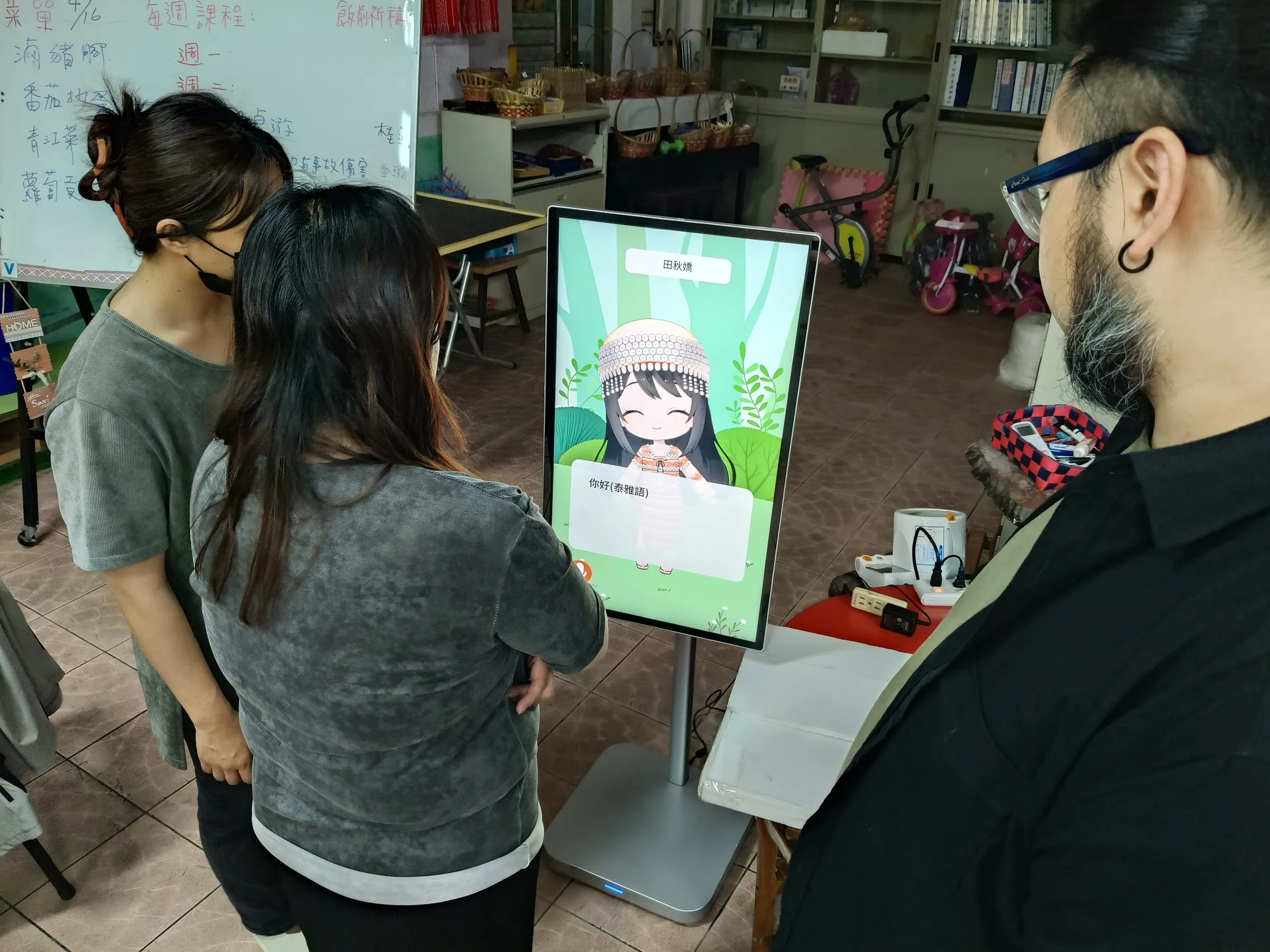 團隊於現場展示互動 AI App 操作成果