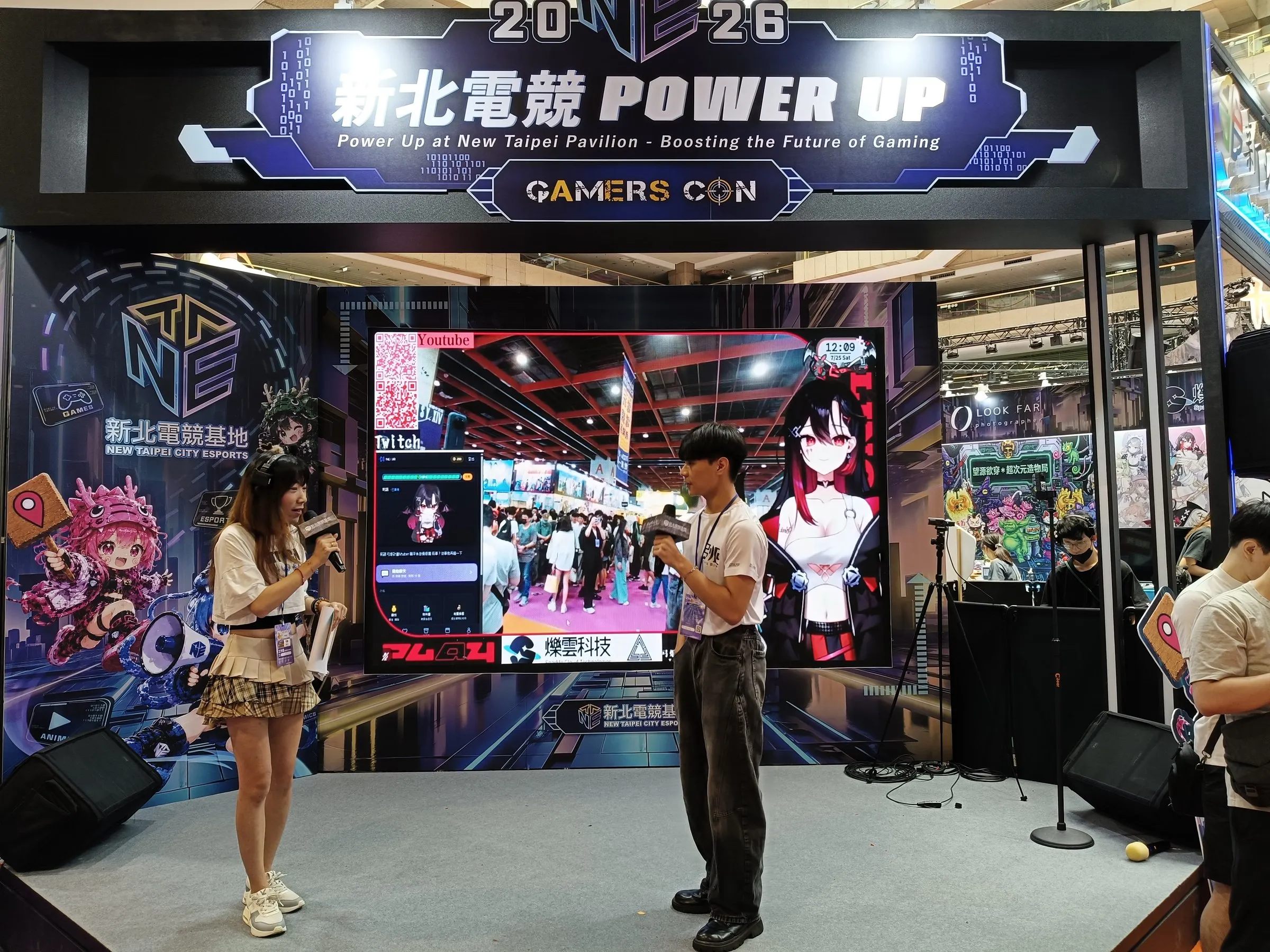 觀眾於 NOXOR 展示舞台前參與活動